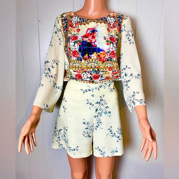 LANÇA PERFUME- Foreign brand -Romper- Size: L - side cuts - Spanish Motive - Picture 1 of 9